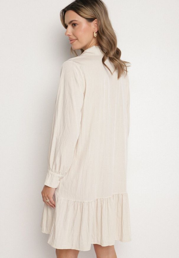 Born2be - Jasnobeżowa Sukienka z Wiskozą o Koszulowym Kroju z Falbanką Penzedi. Okazja: na co dzień. Typ kołnierza: kołnierzyk klasyczny. Kolor: beżowy. Materiał: wiskoza. Długość rękawa: długi rękaw. Typ sukienki: koszulowe. Styl: elegancki, casual, klasyczny