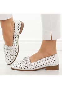 Białe skórzane półbuty damskie M.Daszyński 25113-7. Okazja: na co dzień. Kolor: biały. Szerokość cholewki: normalna. Wzór: ażurowy, aplikacja, kwiaty. Materiał: skóra. Sezon: wiosna, lato. Obcas: na obcasie. Styl: casual, elegancki, klasyczny, wizytowy. Wysokość obcasa: niski #1