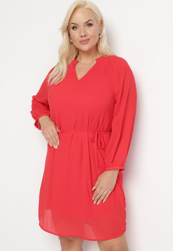Born2be - Czerwona Sukienka z Paskiem Yiridi. Kolor: czerwony. Długość rękawa: długi rękaw. Typ sukienki: trapezowe. Długość: midi