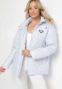 Born2be - Jasnoniebieska Kurtka Pikowana z Odpinanym Kapturem i Aplikacją Sarlia. Okazja: na co dzień. Kolor: niebieski. Materiał: jeans. Wzór: aplikacja. Styl: sportowy, elegancki, casual #4