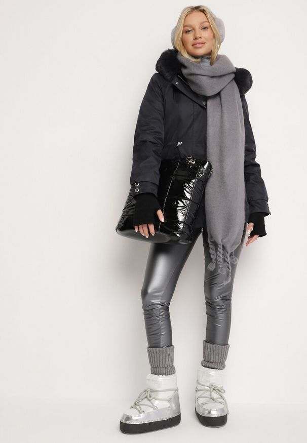 Born2be - Granatowa Kurtka Parka z Odpinanym Futerkowym Obszyciem przy Kapturze Inelithrae. Okazja: na co dzień. Typ kołnierza: golf. Kolor: niebieski. Materiał: jeans. Sezon: zima. Styl: klasyczny, casual, elegancki