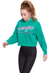 Wrangler - BLUZA WRANGLER DAMSKA CROP HOODIE SPECTRA GREEN W6068IGWB. Typ kołnierza: kaptur. Wzór: nadruk