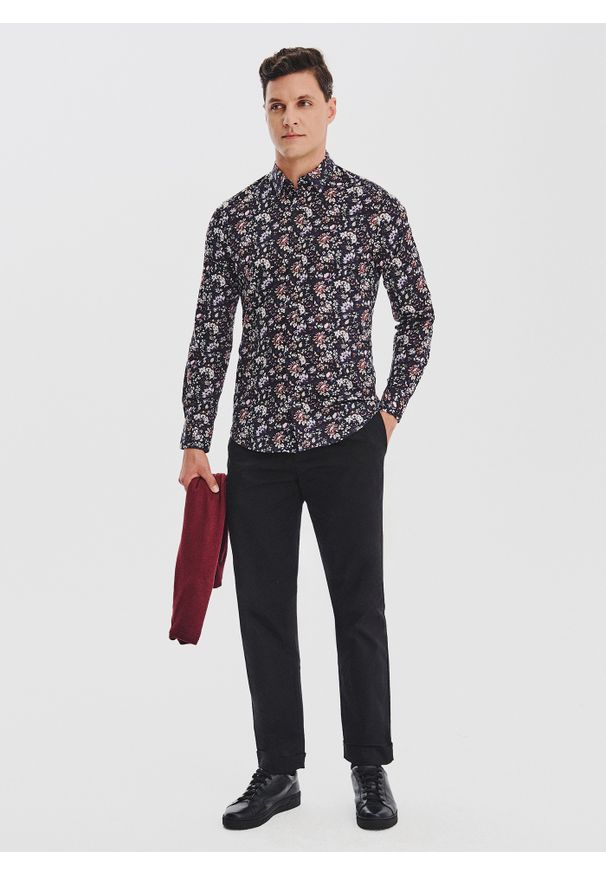 Pako Lorente - PAKO LORENTE – Granatowa koszula w kwiaty. Typ kołnierza: kołnierzyk klasyczny. Kolor: niebieski. Materiał: bawełna, elastan. Długość rękawa: długi rękaw. Długość: długie. Wzór: kwiaty. Styl: klasyczny