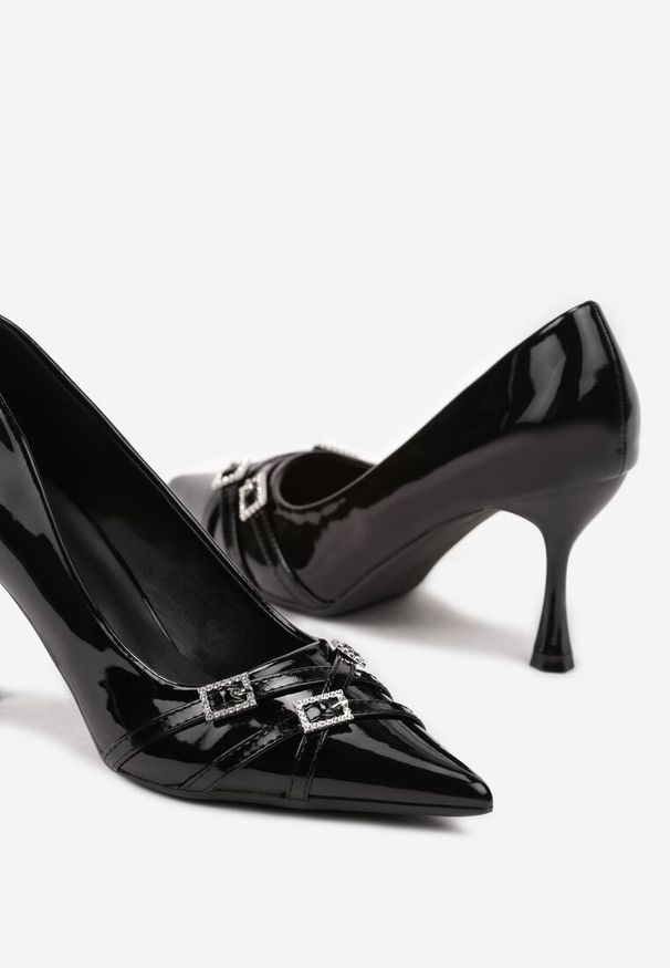 Renee - Czarne Szpilki Lakierowane z Klamrami na Paskach Betirya. Zapięcie: klamry. Kolor: czarny. Materiał: lakier. Obcas: na szpilce. Styl: elegancki. Wysokość obcasa: średni