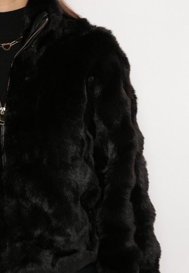 Born2be - Czarna Futerkowa Kurtka z Kołnierzem i Suwakiem Braline. Kolor: czarny. Materiał: jeans. Styl: elegancki, klasyczny