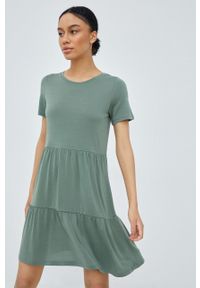 Vero Moda sukienka kolor zielony mini rozkloszowana. Kolor: zielony. Materiał: włókno, dzianina. Długość rękawa: krótki rękaw. Wzór: gładki. Typ sukienki: rozkloszowane. Długość: mini