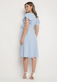 Born2be - Jasnoniebieska Rozkloszowana Sukienka Kopertowa z Wiązaniem w Talii Dannila. Kolor: niebieski. Wzór: aplikacja. Typ sukienki: kopertowe #5