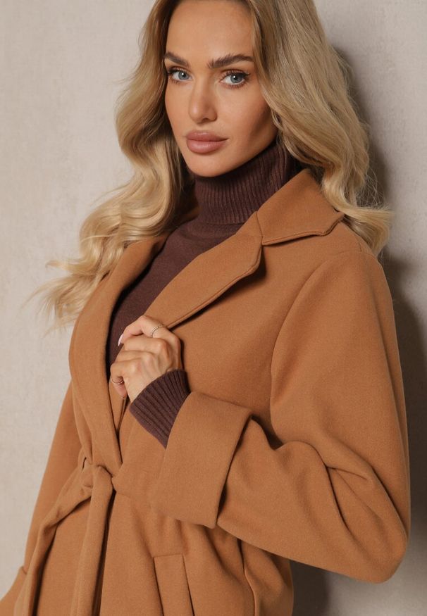 Renee - Brązowy Szlafrokowy Płaszcz z Wiązanym Paskiem i Ozdobnym Marszczeniem w Pasie Pittia. Okazja: do pracy, na co dzień. Kolor: brązowy. Długość rękawa: długi rękaw. Długość: długie. Styl: elegancki, casual, klasyczny