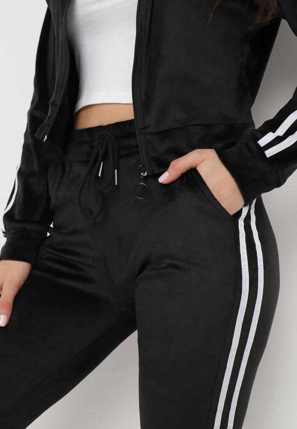Born2be - Czarny Welurowy Komplet Dresowy 2-Częściowy z Lampasami Bluza i Spodnie Atiriv. Kolor: czarny. Materiał: welur, dresówka
