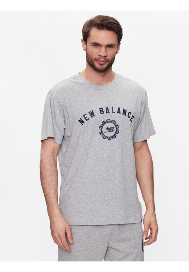 New Balance T-Shirt Sport Seasonal Graphic MT31904 Szary Relaxed Fit. Kolor: szary. Materiał: syntetyk. Styl: sportowy