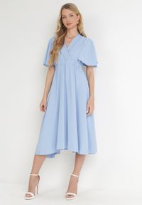 Born2be - Niebieska Rozkloszowana Sukienka Midi z Kopertowym Dekoltem i Gumką w Talii Muntani. Kolor: niebieski. Długość rękawa: krótki rękaw. Typ sukienki: kopertowe. Długość: midi #1