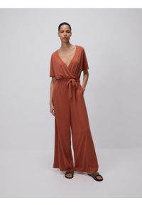 Reserved - Kombinezon z modalem - miedziany. Kolor: brązowy. Materiał: dzianina