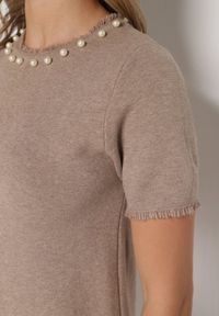 Born2be - Beżowa Trapezowa Sukienka Sweterkowa Ozdobiona Perełkami Eletusa. Okazja: na co dzień. Kolor: beżowy. Wzór: aplikacja. Typ sukienki: trapezowe. Styl: casual, elegancki. Długość: midi #6