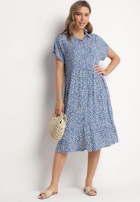 Born2be - Granatowa Bawełniana Sukienka Koszulowa w Kwiaty z Rozkloszowanym Dołem Jerilsa. Okazja: na co dzień. Typ kołnierza: kołnierzyk klasyczny. Kolor: niebieski. Materiał: bawełna. Długość rękawa: krótki rękaw. Wzór: kwiaty. Typ sukienki: koszulowe. Styl: klasyczny, casual, elegancki #7