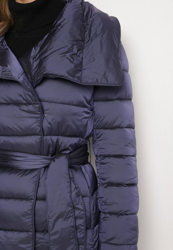 Born2be - Granatowa Kurtka Pikowana Nikessa. Typ kołnierza: bez kaptura. Kolor: niebieski. Materiał: tkanina, materiał. Długość: długie. Wzór: aplikacja