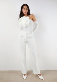 Born2be - Białe Garniturowe Spodnie VICES na Kant z Wszytym Paskiem z Klamrą Azivore. Okazja: na co dzień, na spotkanie biznesowe. Kolor: biały. Styl: casual, biznesowy, elegancki #1