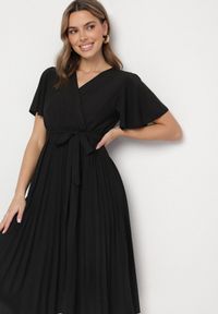 Born2be - Czarna Sukienka Plisowana z Dekoltem w V z Paskiem w Talii Zolseki. Okazja: na co dzień. Kolor: czarny. Styl: casual, klasyczny #2