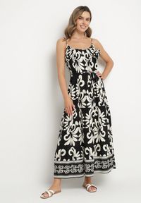 Born2be - Czarno-Biała Wiskozowa Sukienka na Ramiączkach z Wiązaniem i Broszką Marizena. Okazja: na co dzień, na spacer. Typ kołnierza: dekolt kwadratowy. Kolor: czarny. Materiał: wiskoza. Długość rękawa: na ramiączkach. Styl: casual, elegancki #1