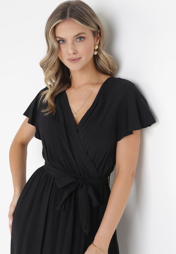 Born2be - Czarna Sukienka z Wiskozy i Wiązanym Paskiem Gariela. Kolor: czarny. Materiał: wiskoza. Typ sukienki: kopertowe