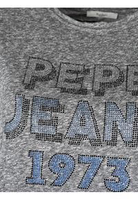 Pepe Jeans T-Shirt "Bibiana" | PL504817 | Bibiana | Kobieta | Szary. Okazja: na co dzień. Kolor: szary. Materiał: bawełna, poliester, wiskoza. Wzór: nadruk, aplikacja. Styl: casual #5