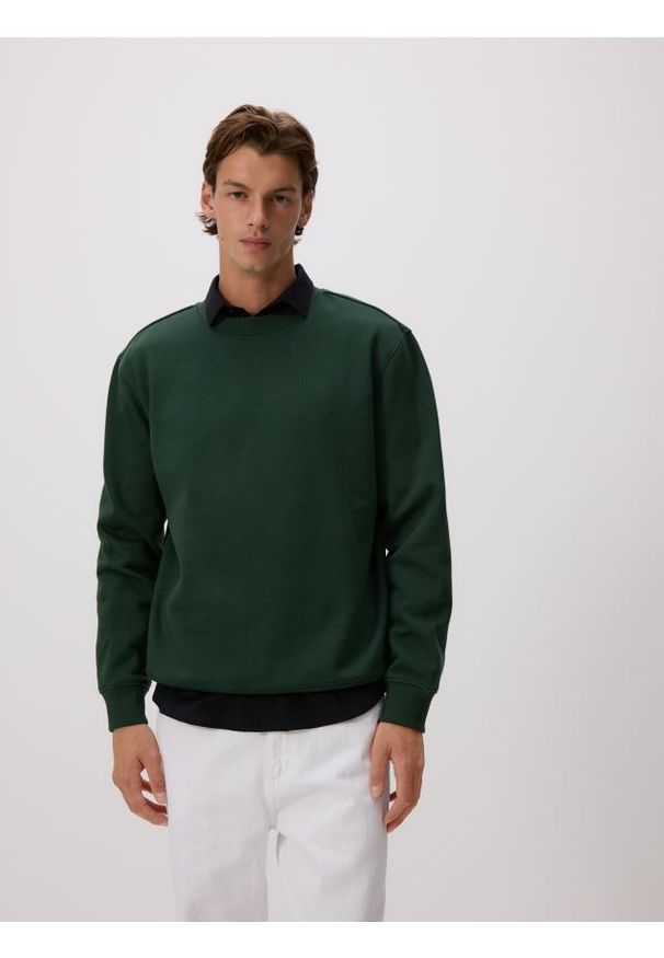 Reserved - Gładka bluza z bawełną - ciemnozielony. Kolor: zielony. Materiał: bawełna. Wzór: gładki