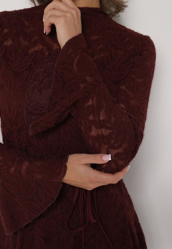 Born2be - Bordowa Koronkowa Sukienka z Wiązaniem Półgolfem i Falbankami Alnefera. Okazja: na co dzień. Typ kołnierza: kołnierz z falbankami. Kolor: czerwony. Materiał: koronka. Długość rękawa: na ramiączkach. Styl: casual, klasyczny