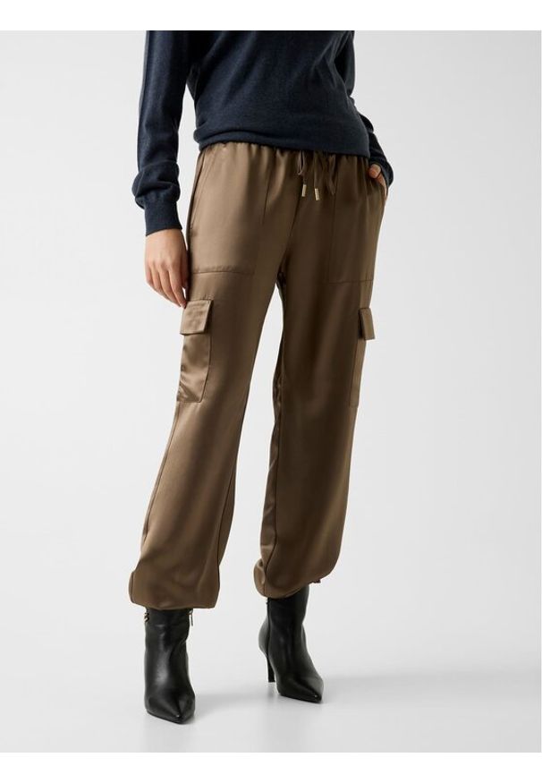 Guess Spodnie materiałowe 172809 Brązowy Slim Fit. Kolor: brązowy. Materiał: materiał