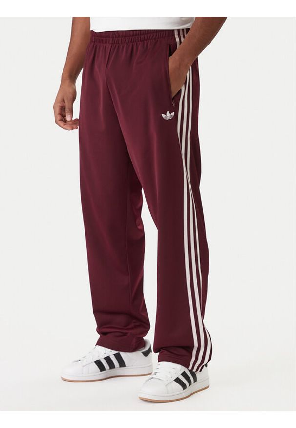 Adidas - adidas Spodnie dresowe KE1651 Bordowy Regular Fit. Kolor: czerwony. Materiał: syntetyk