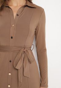 Born2be - Ciemnobeżowa Sukienka Maxi o Koszulowym Fasonie z Wiązaniem mZynlee. Okazja: na co dzień. Kolor: brązowy. Materiał: wiskoza. Typ sukienki: koszulowe. Styl: casual, elegancki, klasyczny. Długość: maxi #7