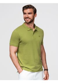 Ombre Clothing - Męska koszulka polo jednokolorowa BASIC z dzianiny pique - oliwkowa V21 - Rozmiar: M. Okazja: na co dzień. Typ kołnierza: polo. Kolor: oliwkowy. Materiał: dzianina. Wzór: aplikacja, haft, jednolity. Styl: wizytowy, casual, sportowy
