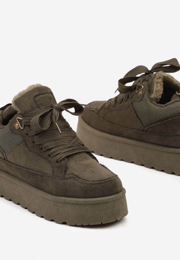 Renee - Ciemnozielone Sneakersy na Niskiej Platformie Mocno Ocieplane Tifilie. Okazja: na co dzień. Nosek buta: okrągły. Zapięcie: sznurówki. Kolor: zielony. Materiał: jeans, futro. Sezon: zima. Obcas: na platformie. Wysokość obcasa: niski