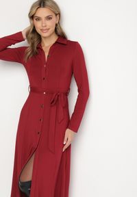 Born2be - Bordowa Sukienka Maxi o Koszulowym Fasonie z Wiązaniem mZynlee. Okazja: na co dzień. Kolor: czerwony. Materiał: wiskoza. Typ sukienki: koszulowe. Styl: klasyczny, casual, elegancki. Długość: maxi #2