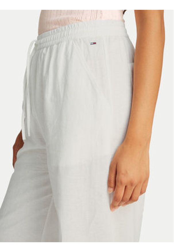 Tommy Jeans Spodnie materiałowe DW0DW20352 Biały Regular Fit. Kolor: biały. Materiał: bawełna