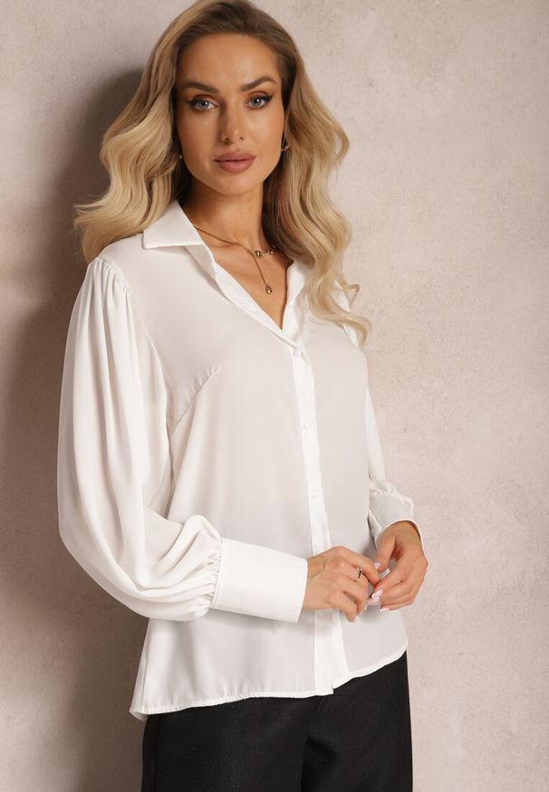 Renee - Biała Koszula z Marszczeniem i Szerokim Rękawem Vomier. Kolor: biały. Materiał: tkanina. Styl: elegancki