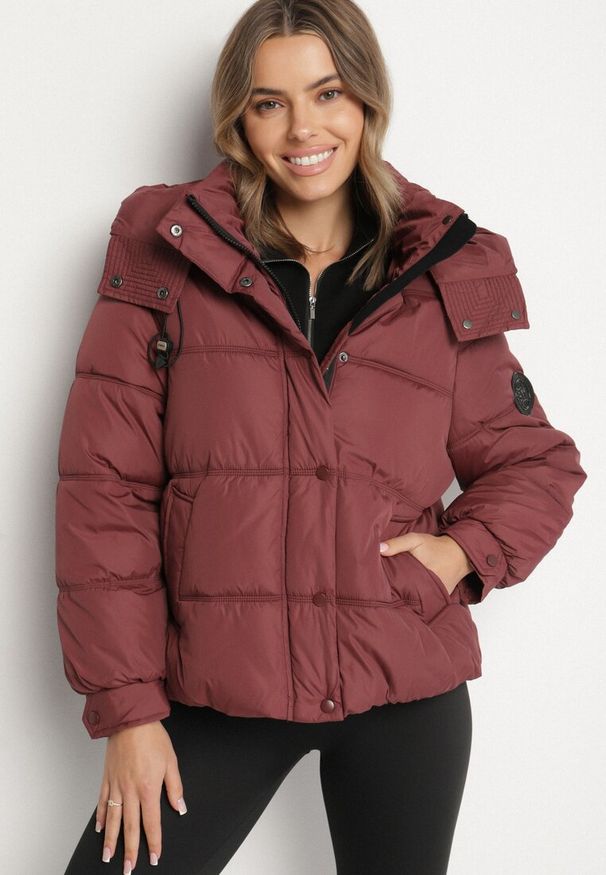 Born2be - Bordowa Kurtka Puffer o Fasonie Oversize z Kapturem i Naszywką Azirva. Okazja: na co dzień. Typ kołnierza: kaptur. Kolor: czerwony. Materiał: dzianina. Wzór: aplikacja. Styl: casual, sportowy