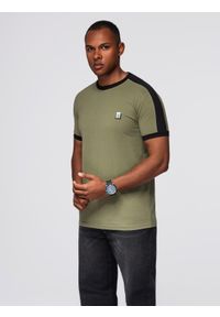 Ombre Clothing - T-shirt męski z kontrastowymi lampasami – oliwkowy V4 - Rozmiar: M. Okazja: na co dzień. Kolor: oliwkowy. Materiał: materiał, jersey, poliester, bawełna. Wzór: melanż, aplikacja. Styl: klasyczny, sportowy, casual #6