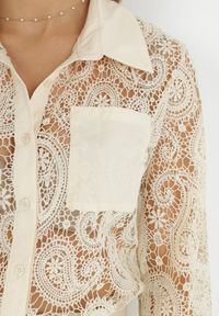 Born2be - Jasnobeżowa Ażurowa Koszula z Kieszeniami Clarimonda. Kolor: beżowy. Materiał: tkanina, koronka. Wzór: ażurowy