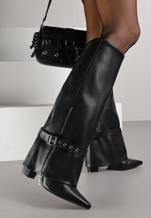 Born2be - Czarne Kozaki na Słupku z Cholewką Imitującą Nogawkę z Klamerką i Suwakiem Fenneia. Okazja: na co dzień, na spotkanie biznesowe, do pracy. Zapięcie: pasek. Kolor: czarny. Materiał: jeans. Szerokość cholewki: normalna. Obcas: na słupku. Styl: biznesowy, casual, elegancki, klasyczny