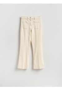 Reserved - Jeansy flare - kremowy. Kolor: kremowy #1