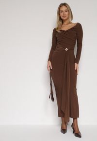 Born2be - Brązowa Dopasowana Sukienka z Ozdobnym Marszczeniem Trenem i Rozcięciem Alutria. Okazja: na wesele, na ślub cywilny. Kolor: brązowy. Długość rękawa: długi rękaw. Typ sukienki: dopasowane #5