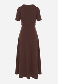 Born2be - Brązowa Rozkloszowana Sukienka Ozdobiona Paskiem Desianna. Okazja: na co dzień. Kolor: brązowy. Wzór: aplikacja. Styl: klasyczny, elegancki, casual #5
