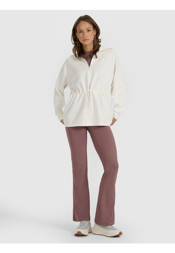 4f - 4F Bluza dresowa nierozpinana z modalem damska - biała L. Okazja: na co dzień. Typ kołnierza: kołnierzyk stójkowy, bez kaptura. Kolor: biały. Materiał: dresówka. Długość rękawa: raglanowy rękaw. Styl: casual