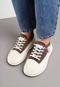 Renee - Brązowe Sneakersy na Tłoczonej Platformie Ozdobione Napisami Naliase. Okazja: na co dzień. Kolor: brązowy. Materiał: dresówka. Wzór: napisy, aplikacja. Obcas: na platformie #2
