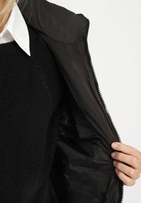 Born2be - Czarna Pikowana Kurtka Puffer o Prostym Kroju ze Ściągaczami przy Rękawach Suzzana. Okazja: na spacer, na co dzień. Kolor: czarny. Materiał: jeans, poliester. Styl: casual, elegancki #2