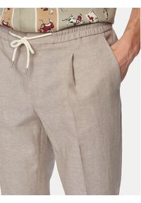 Hugo - HUGO Spodnie materiałowe Getlin 50559695 Brązowy jasny Slim Fit. Kolor: brązowy. Materiał: bawełna #4