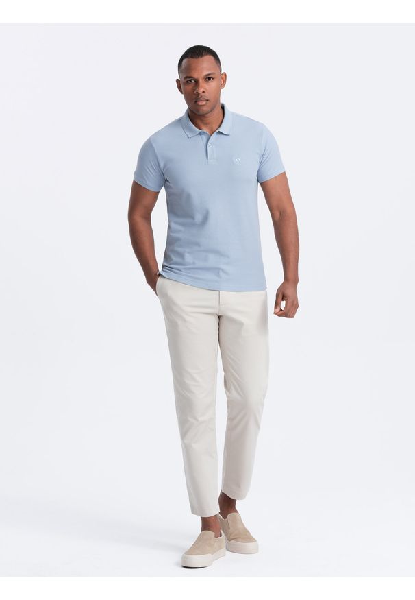 Ombre Clothing - Jednokolorowa koszulka polo męska BASIC z dzianiny pique - niebieski denim V17. Okazja: na co dzień. Typ kołnierza: polo. Kolor: niebieski. Materiał: dzianina, denim. Wzór: jednolity, haft, aplikacja. Styl: sportowy, wizytowy, casual