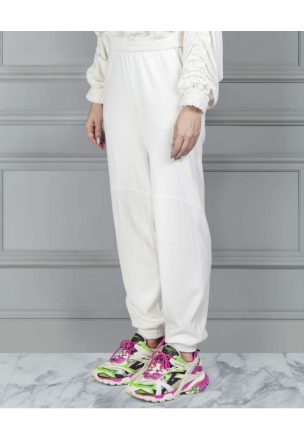 CHAOS BY MARTA BOLIGLOVA - Kremowe spodnie dresowe z tkaniny bambusowej. Kolor: biały. Materiał: dresówka, tkanina. Wzór: aplikacja