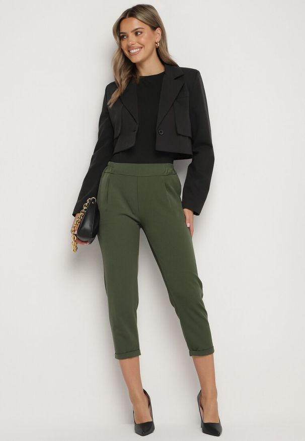 Born2be - Zielone Spodnie 3/4 z Gumką w Talii i Kieszeniami Saivie. Kolor: zielony. Styl: elegancki