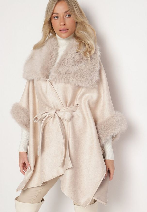 Born2be - Beżowy Płaszcz z Wiązaniem w Pasie i Futerkiem Ozdobiony Wycięciami po Bookach Sartellia. Kolor: beżowy. Materiał: futro. Długość rękawa: długi rękaw. Długość: długie. Wzór: aplikacja. Styl: wizytowy, klasyczny, elegancki