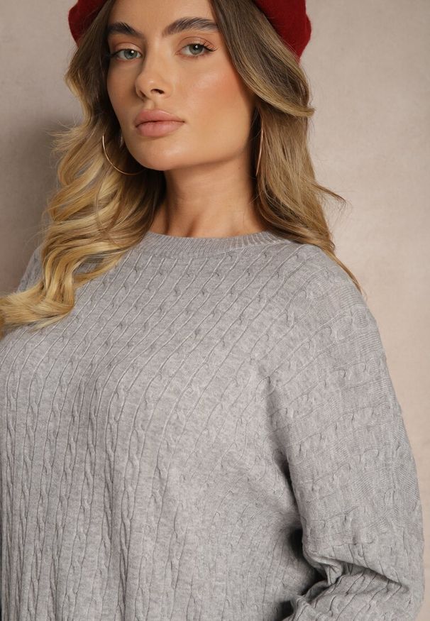 Renee - Jasnoszara Sukienka Dzianinowa Ozdobiona Tłoczeniem Gelabra. Okazja: na co dzień. Kolor: szary. Materiał: dzianina. Wzór: aplikacja. Typ sukienki: proste. Styl: klasyczny, elegancki, casual